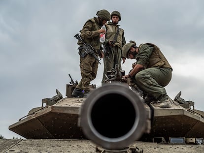 Soldados israelíes sobre un tanque el pasado lunes.