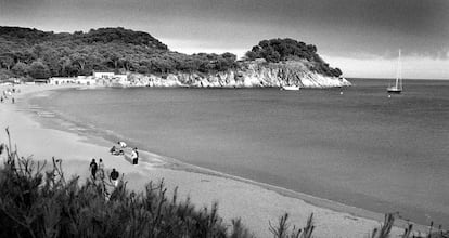 Los vecinos de Palamós (Girona) votaron en 1994 que no se urbanizase la playa del Castell.