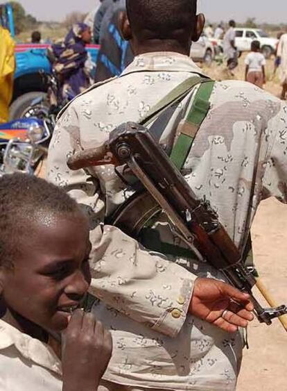 Un hombre vigila en un campo de desplazados en Nyala, en Darfur.