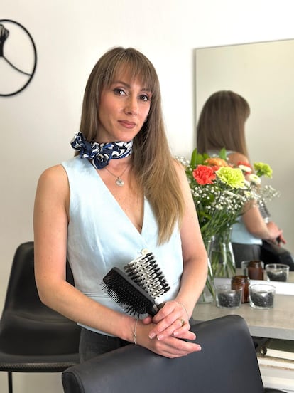 Diana Tarasiuk nel suo salone da parrucchiere a Burgos, in un'immagine fornita.