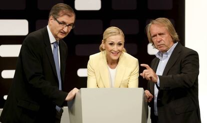 Ángel Martín Vizcaíno, presidente de Telemadrid, con Cristina Cifuentes y el director del debate de candidatos a la Comunidad, Tacho de la Torre.
