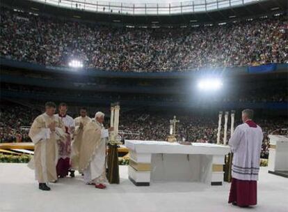 El papa celebra una multitudinaria misa en el estadio de los Yankees, en Nueva York, en el último acto de su visita de seis días a Estados Unidos.