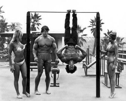 Arnold Schwarzenegger, exhibiendo su talento f&iacute;sico ante Robert Fiore en 1975: ten&iacute;a casi 30 a&ntilde;os, buena edad para muscular