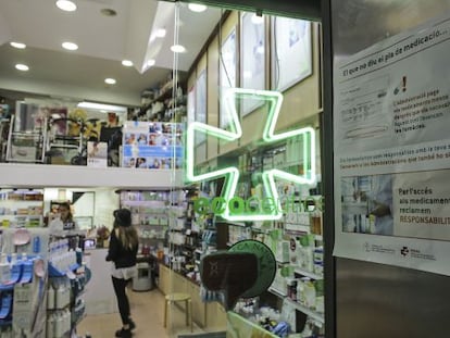 Una farmacia protesta por los impagos de la Generalitat.