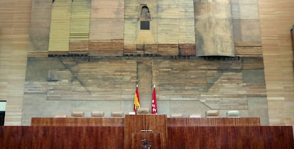 Presidencia, tribuna de oradores y mural 'La obra inacabada', de Lucio Muñoz.