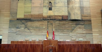 Presidencia, tribuna de oradores y mural 'La obra inacabada', de Lucio Muñoz. 