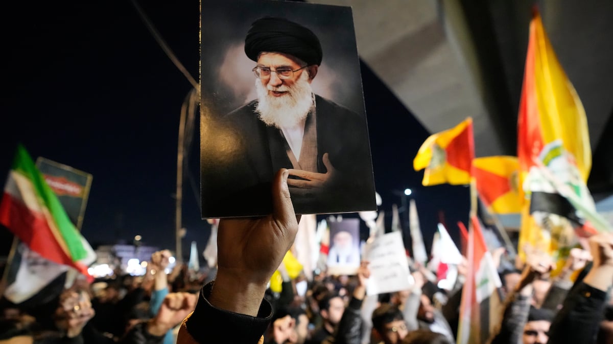 Iraníes lloran la muerte de Alí Jameneí en Teherán