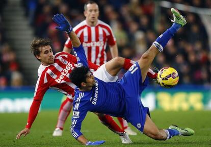 Muniesa del Stoke City y Diego Costa del Chelsea.