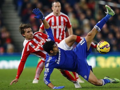 Muniesa del Stoke City y Diego Costa del Chelsea.