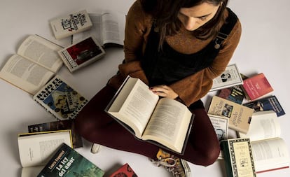 Una joven lectora entre los libros.