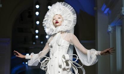 La modelo surcorenana Soo-Joo Park desfila por la pasarela con una creación de alta costura de la colección Otoño/Invierno 2016/2017 de Jean-Paul Gaultier.