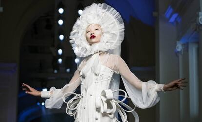 La modelo surcorenana Soo-Joo Park desfila por la pasarela con una creaci&oacute;n de alta costura de la colecci&oacute;n Oto&ntilde;o/Invierno 2016/2017 de Jean-Paul Gaultier.