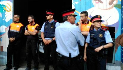 Agentes de policía y seguridad privada tapan la entrada a la finca.