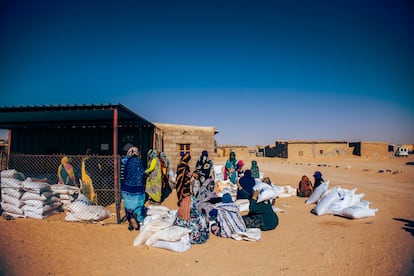 Es día de reparto en la wilaya de Auserd. Un grupo de refugiadas voluntarias apila los sacos por grupos para agilizar el reparto y evitar las peores horas de calor. A medio día, el termómetro marca más de 40ºC. 