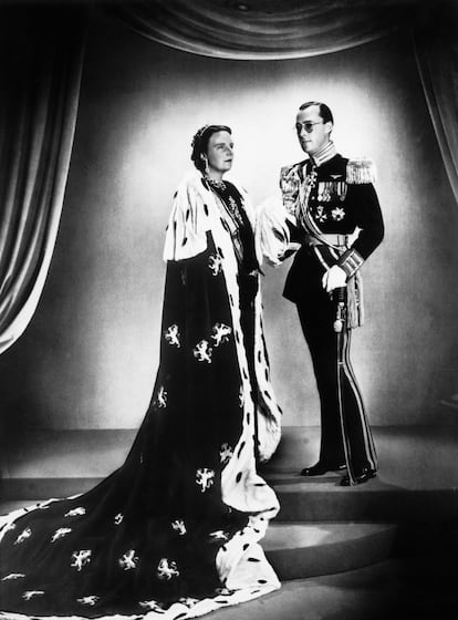 La reina Juliana y su marido, el príncipe Bernardo, en un retrato oficial tomado en los años cincuenta.