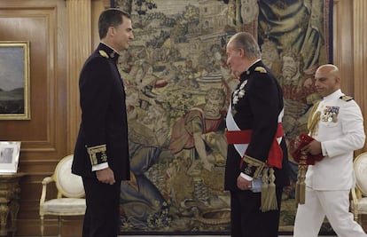 Don Juan Carlos ha coloca el fajín de capitán general de las Fuerzas Armadas a su hijo el rey Felipe VI.