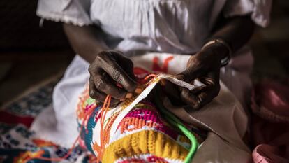 Las manos de una bordadora de tela de Guinea Bisáu.
