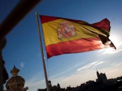 La bandera española ondea en el tejado del Banco de España