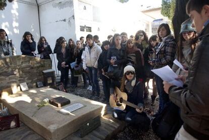 Estudiantes de Perpi&ntilde;&aacute;n y Tarragona, reunidos en febrero de 2011 ante la tumba de Machado en el cementerio de Collioure.
 