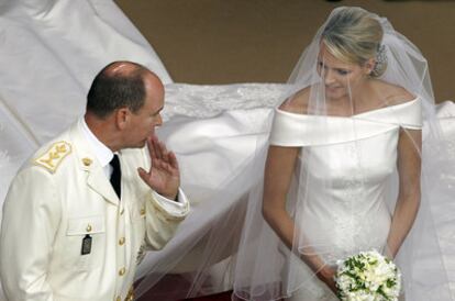 Los príncipes Alberto y Charlene de Mónaco, en un momento de la ceremonia religiosa.