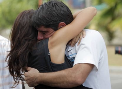 El marinero del <i>Alakrana</i> Pablo Costas y su esposa, Silvia Alvés, se abrazan en el puerto Victoria (Seychelles).