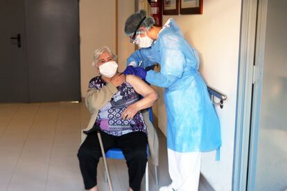 Carmen Gómez ha sido la primera persona en recibir la segunda dosis de la vacuna de Pfizer en la Comunitat Valenciana, en la residencia Verge del Miracle de Rafelbunyol (Valencia).
Sanidad comunica que el "contratiempo" de Pfizer obliga a modificar "temporalmente" el plan de vacunación
ESPAÑA EUROPA COMUNIDAD VALENCIANA ESPAÑA EUROPA SALUD COMUNIDAD VALENCIANA VALENCIA
GVA