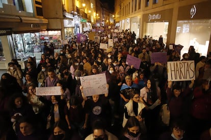 El color morado de las marchas por la igualdad convocadas para festejar el 8-M ha vuelto a teñir las principales calles de las capitales andaluzas para exigir igualdad en todas las esferas, desde la salarial o la sindical, a la sexual o la representativa. En la imagen, un momento de la manifestación de Sevilla.