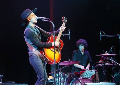 Mikel Erentxun, a la guitarra, y Carlos Aranzegui, a la batería, durante su concierto en el Nuevo Teatro Alcalá.