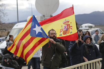 Banderas españolas e independentistas entre la multitud que esperaba la llegada de los presos a Soto del Real.