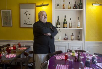 Serge Alzira (en la fotografía) es de los chefs más simpáticos de París. Si le preguntas cuál es su concepto de restaurante ideal, tiene tres palabras: familiar, familiar, familiar. Viene de Lyon, claro.
