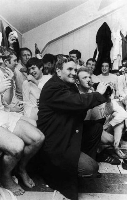 Don Revie le da de beber de la botella de champán a Billy Brenmer tras ganar la liga de 1969