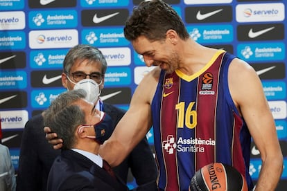 El Barcelona presentó este jueves oficialmente a su pívot más internacional, Pau Gasol, que tras 20 años en la NBA regresa al Palau Blaugrana, donde fue recibido por el presidente, Joan Laporta. “Tal vez no soy el mismo, pero sigo siendo especial”, aseguró el jugador. El Barcelona presentó este jueves oficialmente a su pívot más internacional, Pau Gasol, que tras 20 años en la NBA regresa al Palau Blaugrana, donde fue recibido por el presidente, Joan Laporta. “Tal vez no soy el mismo, pero sigo siendo especial”, aseguró el jugador.