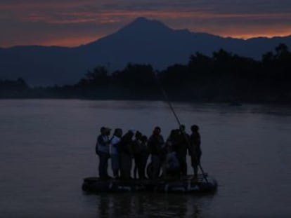 El paso ilegal de cientos de migrantes cada día por el río en la frontera sur de México continúa y cuestiona la capacidad del Gobierno para frenar la ola migratoria en los plazos que prometió a EE UU