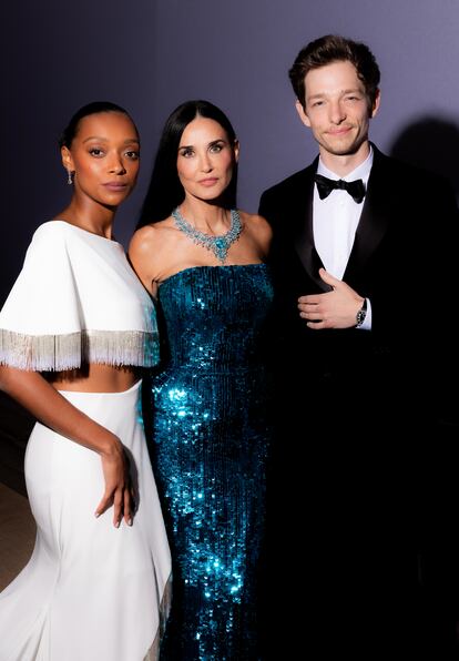 Demi Moore, madrina del Trofeo Chopard al talento emergente, entre los vencedores del galardón: Sophie Wilde, y Mike Faist.