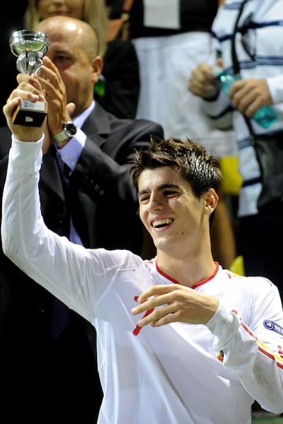 Morata, con la copa de máximo goleador.