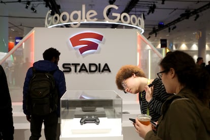 Google muestra en una feria de San Francisco el mando de su plataforma de videojuegos Stadia, que se puede jugar en la pantalla de cualquier dispositivo electrónico conectado a Internet.