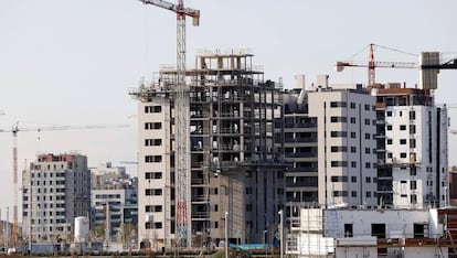 Obras de edificación en el barrio de El Cañaveral en Madrid. 