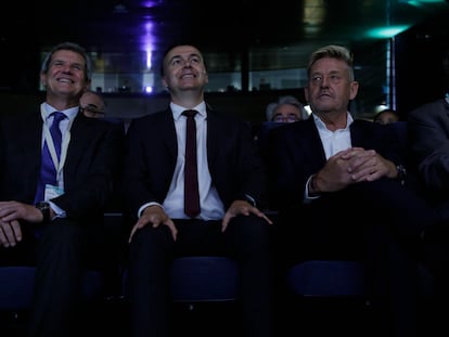 El presidente de Sernauto, Francisco J. Riberas; el ministro de Industria en funciones, Héctor Gómez; y el presidente de Seat y Cupra, Wayne Griffiths.