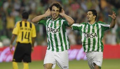 Beñat celebra junto a Pedreira el tercer gol del Betis frente al Zaragoza.