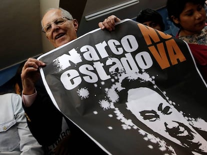 Pedro Kuczynski exhibe un afiche que vincula al Keiko Fujimori con el narco.