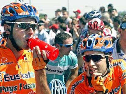 Mayo (izquierda) y Zubeldia, antes de comenzar una etapa de este Tour.