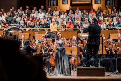 La soprano Christiane Karg junto al director Andris Nelsons y varios integrantes de la Gewandhaus durante la ‘Sinfonía núm. 4’ de Mahler, el pasado 25 de febrero en el Auditorio Nacional.