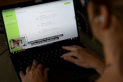 Un usuario ve un vídeo en el que Ignacio Arsuaga explica el uso de la herramienta Copygen.ai.