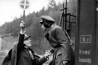 Els relats de Ramon Erra evoquen el 'Trens rigorosament vigilats' de Bohumil Hrabal, que arribà al cinema.