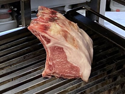 Chuletas en la parrilla de A´Barra.
