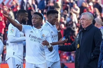 Carlo Ancelotti habla con Vinicius Júnior durante el Mallorca-Real Madrid del pasado domingo en Son Moix.