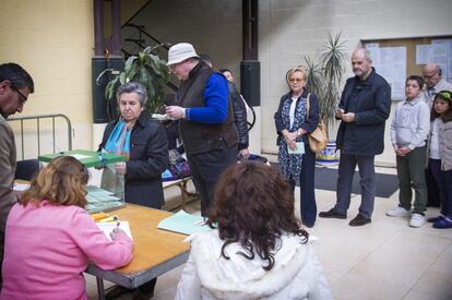 El ex Presidente de la Junta de Andalucia, Manuel Chaves, espera para votar en el colegio electoral Heliopolis, en Sevilla.