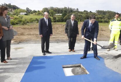 El <i>lehendakari</i> Patxi López coloca la primera piedra del Hospital Uribe de Urduliz.