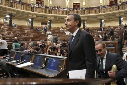 Zapatero ha dicho adiós al Congreso con autocrítica tras los reproches de Rajoy. En la imagen, el jefe del Ejecutivo llega a su escaño