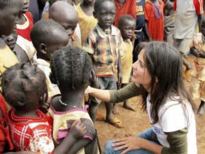 Imagen decida por ACNUR/UNHCR de la actriz Elena Anaya charlando con un grupo de niños del campo de refugiados de Bambasi. Crédito: ACNUR